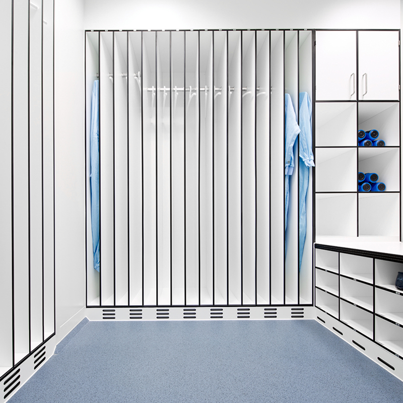 Vestiaire d'un espace médical avec des parements muraux en bois composite Trespa®